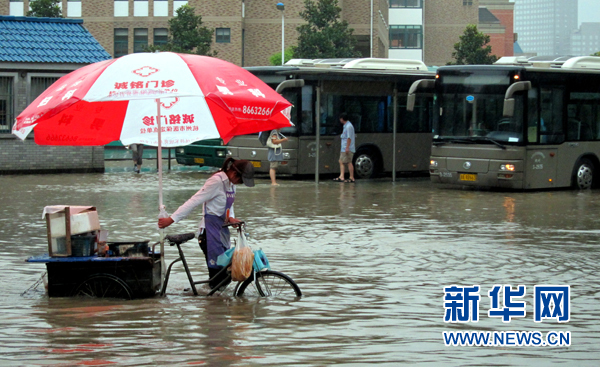 Tropical storm Meranti hit each China's Zhejiang Province yesterday and triggered landslides, a debris flow and delayed flights.