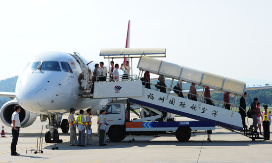 A chartered plane of the Chinese government carrying 14 Chinese fishermen illegally seized by Japan landed in China's southeast port city of Fuzhou Monday afternoon after China's repeated solemn representations.
