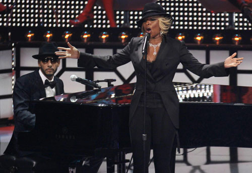 Singers perform at 2010 MTV Video Music Awards