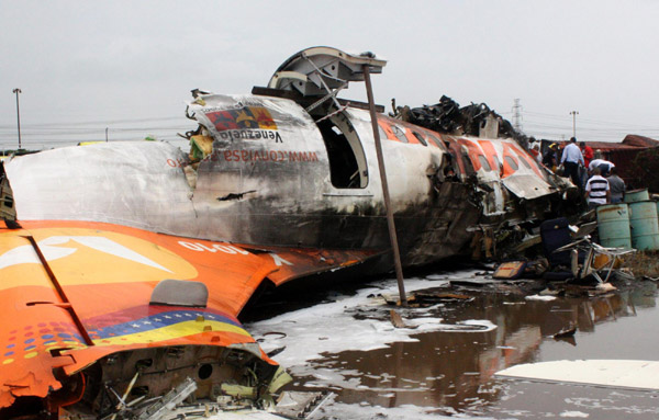 Rescue workers search for victims at the place where a ATR-42 plane crashed in Puerto Ordaz, September 13, 2010.[Xinhua]