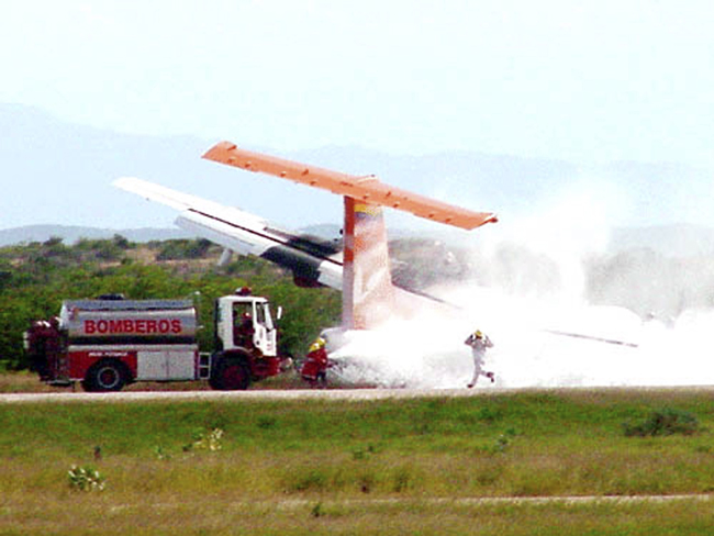 A picture shows rescue workers at the site where an ATR-42 plane crashed in Puerto Ordaz, September 13, 2010. [Xinhua] 