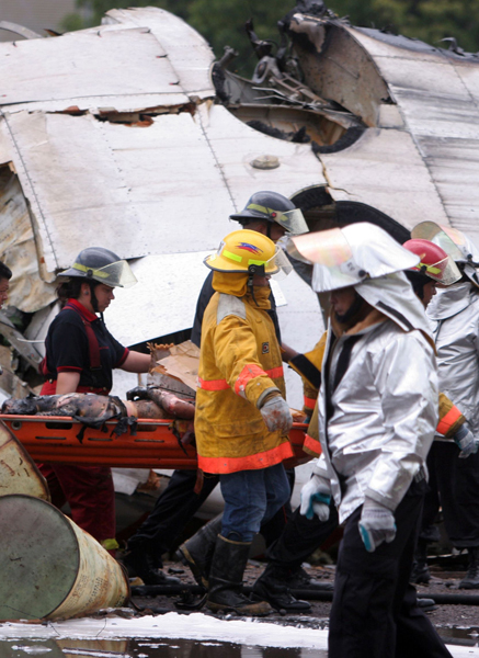 Rescue workers at the site where an ATR-42 plane crashed in Puerto Ordaz, September 13, 2010. [Xinhua] 