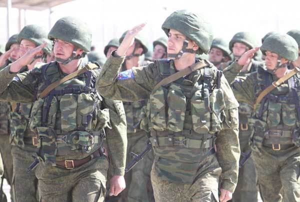 The Russian soldiers salute during the military parade.[Xinhua] 