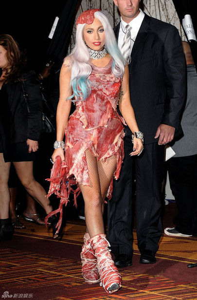 Lady Gaga wears a meat dress at MTV Video Music Awards in Los Angeles, California September 12, 2010.[Sina.com]