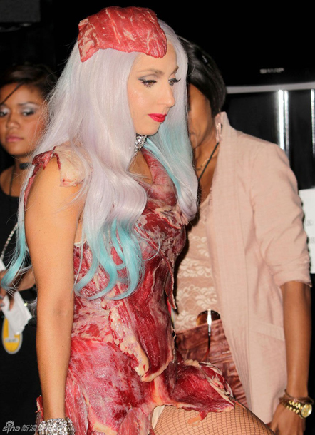 Lady Gaga wears a meat dress at MTV Video Music Awards in Los Angeles, California September 12, 2010.[Sina.com]