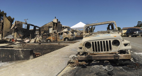 The remains of burned vehicles and homes are seen near the site of a natural gas explosion in San Bruno, California September 11, 2010. An ominous theme has emerged from the wreckage of a deadly pipeline explosion in California: There are thousands of pipes just like it around the US. [China Daily/Agencies]