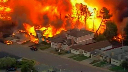 An aerial view shows damage caused by a massive fire that resulted from a gas pipe explosion in San Bruno, California in this September 9, 2010 frame grab. [China Daily/Agencies]