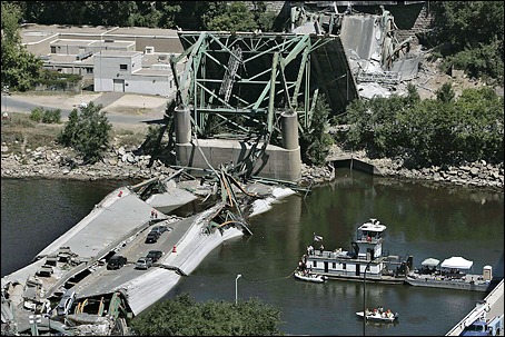 In this August 2, 2007 file photo, divers search the Mississippi River for victims of the bridge collapse in Minneapolis.[China Daily/Agencies] 