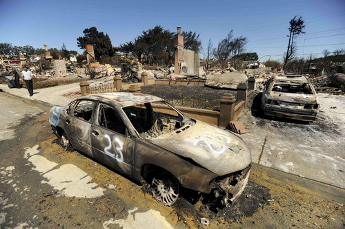 The remains of burned vehicles and homes are seen near the site of a natural gas explosion in San Bruno, California September 11, 2010.[China Daily/Agencies]