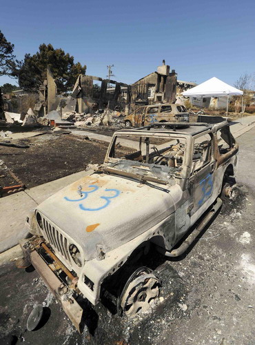 The remains of burned vehicles and homes are seen near the site of a natural gas explosion in San Bruno, California September 11, 2010. [China Daily/Agencies]