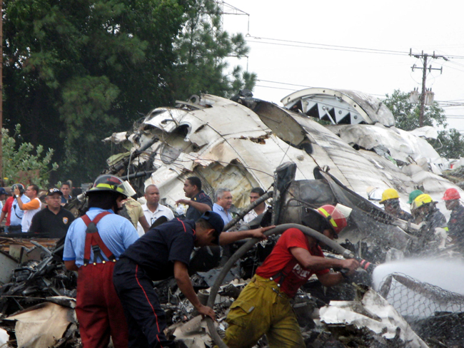 Rescue workers at the site where an ATR-42 plane crashed in Puerto Ordaz, September 13, 2010. [Xinhua] 