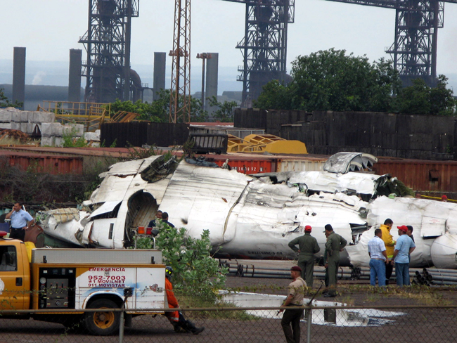 Rescue workers at the site where an ATR-42 plane crashed in Puerto Ordaz, September 13, 2010. [Xinhua] 