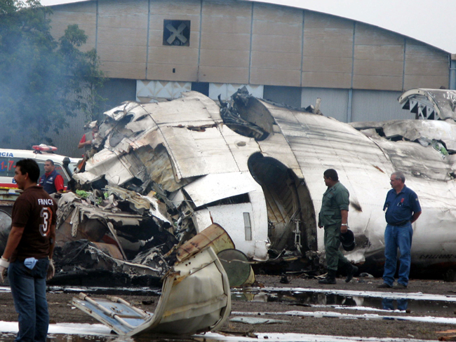 Rescue workers at the site where an ATR-42 plane crashed in Puerto Ordaz, September 13, 2010. [Xinhua] 