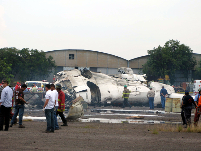 Rescue workers at the site where an ATR-42 plane crashed in Puerto Ordaz, September 13, 2010. [Xinhua] 