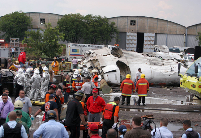 Rescue workers at the site where an ATR-42 plane crashed in Puerto Ordaz, September 13, 2010. [Xinhua] 