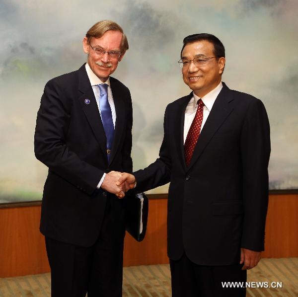 Chinese Vice Premier Li Keqiang (R) meets with World Bank President Robert Zoellick in Beijing, Sept. 13, 2010. [Liu Weibing/Xinhua]