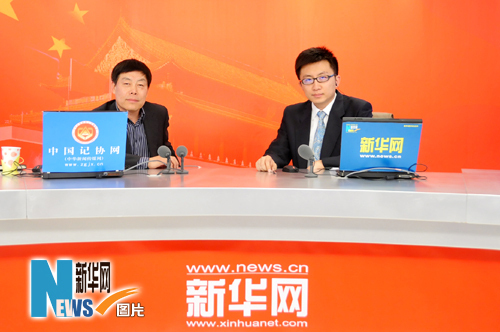 Li Jiaming, director of China Internet Illegal Information Reporting Centre, talks with netizens during an interview with xinhuanet.com on April 27, 2010.