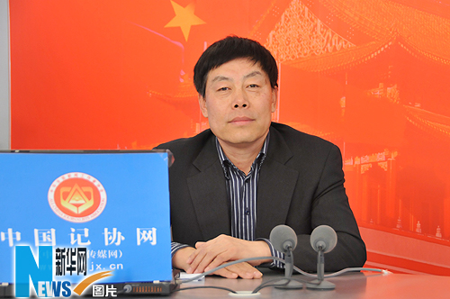Li Jiaming, director of China Internet Illegal Information Reporting Centre, talks with netizens during an interview with xinhuanet.com on April 27, 2010.