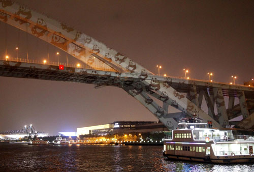 Panda patterns appear on the Lupu Bridge of Shanghai, the second-longest steel arch bridge in the world, with a span of 550 meters. 