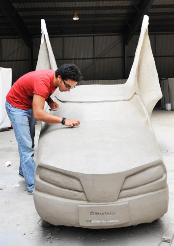 An Egyptian artist works on his piece for the international sculpture exposition in Changchun, Northeast China&apos;s Jilin province, Sept 13, 2010. [Xinhua]