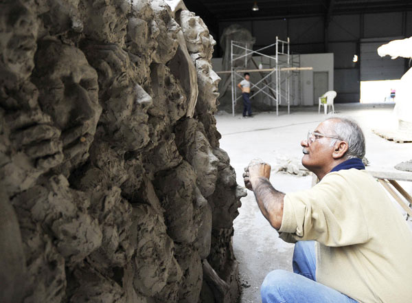 An Indian artist works on his piece for the international sculpture exposition in Changchun, Northeast China&apos;s Jilin province, Sept 13, 2010. [Xinhua]