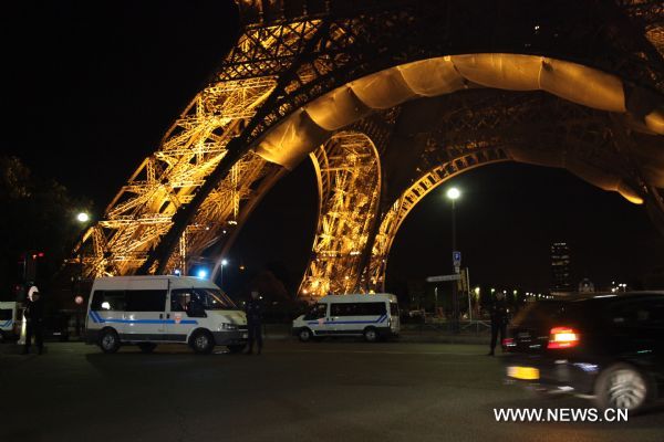 Police stand guard near the Eiffel Tower following a bomb alert in Paris, France, Sept. 14, 2010. The Eiffel Tower and the square under it were evacuated after a bomb alert on Tuesday night. However, policemen searching the tower and nearby places told Xinhua reporters that they didn&apos;t find anything suspected at the site, adding that the site will open to the public soon. [Xinhua]