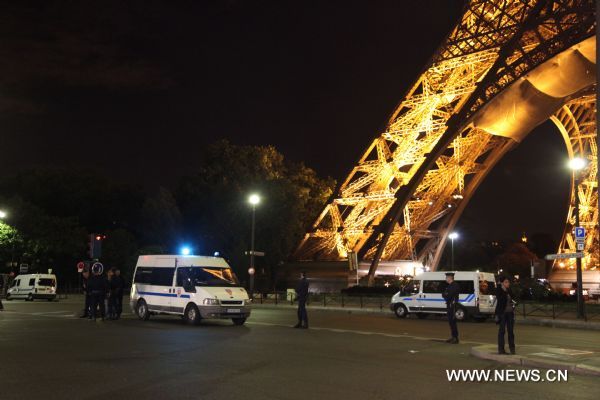 Police stand guard near the Eiffel Tower following a bomb alert in Paris, France, Sept. 14, 2010. The Eiffel Tower and the square under it were evacuated after a bomb alert on Tuesday night. However, policemen searching the tower and nearby places told Xinhua reporters that they didn&apos;t find anything suspected at the site, adding that the site will open to the public soon. [Xinhua]