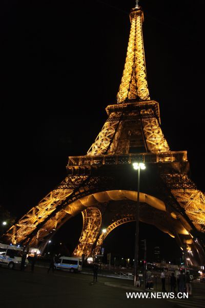 Police stand guard near the Eiffel Tower following a bomb alert in Paris, France, Sept. 14, 2010. The Eiffel Tower and the square under it were evacuated after a bomb alert on Tuesday night. However, policemen searching the tower and nearby places told Xinhua reporters that they didn&apos;t find anything suspected at the site, adding that the site will open to the public soon. [Xinhua]