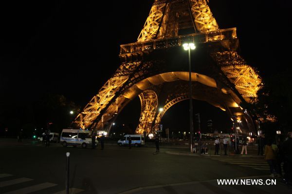 Police stand guard near the Eiffel Tower following a bomb alert in Paris, France, Sept. 14, 2010. The Eiffel Tower and the square under it were evacuated after a bomb alert on Tuesday night. However, policemen searching the tower and nearby places told Xinhua reporters that they didn&apos;t find anything suspected at the site, adding that the site will open to the public soon. [Xinhua]