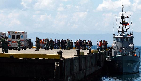 Soldiers and rescuers gather at a dock of a military base at Margarita Island of Venezuela, Sept. 14, 2010. A Venezuelan military helicopter crashed into a navy research vessel here Tuesday and plunged into the sea, killing two people and injuring five, an official said. [Xinhua]