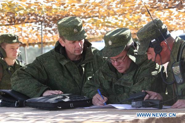 Russian officers discuss during the joint military training of troops from five Shanghai Cooperation Organization member states in Matybulak Range in Kazakhstan, Sept. 14, 2010. As part of the &apos;Peace Mission 2010&apos; joint anti-terror drills, soldiers and military officers from Kazakhstan, China, Kyrgyzstan, Russia and Tajikistan conducted the joint military training in Kazakhstan on Tuesday.[Xinhua]