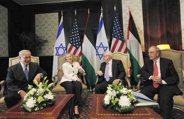 Israeli Prime Minister Benjamin Netanyahu, U. S. Secretary of State Hillary Clinton, Palestinian President Mahmoud Abbas and U.S. peace envoy to the Middle East George Mitchell hold talks in Egypt's Red Sea resort of Sharm El-Sheikh, Sept. 14, 2010. Egypt is hosting the second round of the Palestinian-Israeli peace talks. [Xinhua]