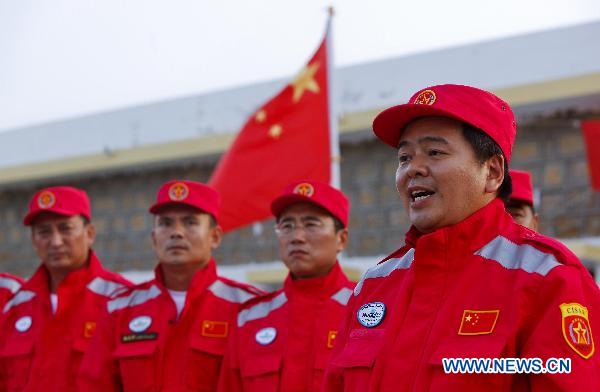 Huang Jianfa (front), head of China's first group of aid workers, speaks at the handover ceremony in Thatta, Pakistan, Sept. 14, 2010. The second Chinese aid team, consisting of 59 members, arrived in Thatta region, which was the worst-hit area in Pakistan's recent nationwide flood, on Tuesday to continue the humanitarian mission. [Zhou Lei/Xinhua]