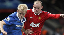 Manchester United's Wayne Rooney (R) challenges Rangers' Steven Naismith (L) during their Champions League Group C soccer match at Old Trafford in Manchester, northern England, September 14, 2010.