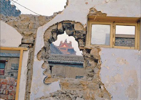 Dialogue and Demolition, an art piece many Beijingers are famimilar with, was created by Zhang Dali, in 1998. 