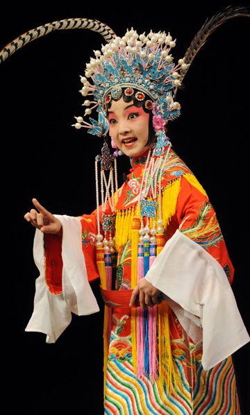 Kong Ying, a 10-year-old Peking Opera actress, performs during a press conference of 2010 Cross-Strait Mid-Autumn opera show in Taipei, Taiwan province, Sept 13, 2010. Opera artists from the Chinese mainland and Taiwan will jointly present a show in Taipei on September 15, to greet the upcoming Mid-Autumn Festival that falls on September 22 this year. [Photo/Xinhua]