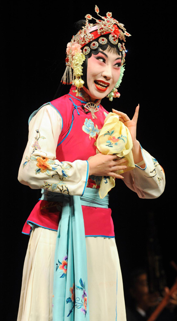 Tang Hexiang, a Peking Opera artist, performs during a press conference of 2010 Cross-Strait Mid-Autumn opera show in Taipei, east China's Taiwan, Sept 13, 2010. [Photo/Xinhua] 