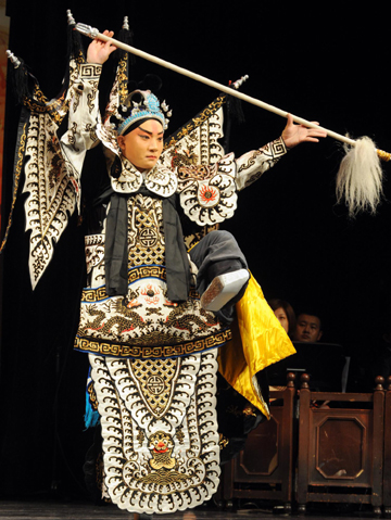 Tian Lei, a Peking Opera artist, performs during a press conference of 2010 Cross-Strait Mid-Autumn opera show in Taipei, east China's Taiwan, Sept 13, 2010. [Photo/Xinhua]
