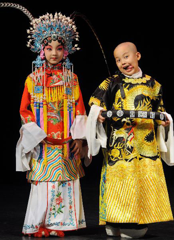 Kong Ying (L) and Xie Zifan, two young Peking Opera performers, pose for photo during a press conference of 2010 Cross-Strait Mid-Autumn opera show in Taipei, southeast China's Taiwan, Sept 13, 2010. [Photo/Xinhua]
