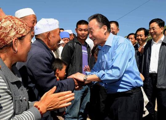 Wu Bangguo (R Front), chairman of the Standing Committee of China's National People's Congress, the country's top legislature, visits villagers of Hui ethnic group in Haigou Village of Guyuan, northwest China's Ningxia Hui Autonomous Region, Sept. 10, 2010. [Xinhua]