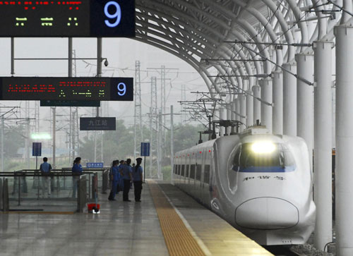 A high-speed train departs the station of Nanchang for Jiujiang for a test drive in East China&apos;s Jiangxi province September 14, 2010. The express run between the two major cities of the province takes only 45 minutes for a one-way travel and will officially open on Sept. 20. [Xinhua]