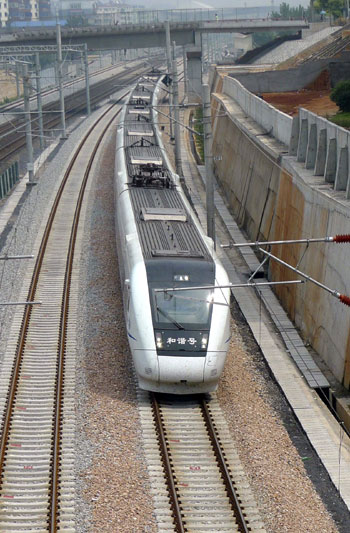 A high-speed train for Jiujiang from Nanchang runs for a test drive in East China&apos;s Jiangxi province September 14, 2010. [Xinhua]