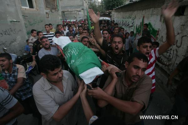 Palestinians carry the body of Wajdi Al-Kadi, who was killed in an Israeli air strike on smuggling tunnels, during his funeral in Rafah, southern Gaza Strip, on Sept. 15, 2010. Al-Kadi was killed and two others were wounded Wednesday afternoon as Israeli warplanes attacked smuggling tunnels along Gaza&apos;s southern border with Egypt, witnesses and security sources said. [Xinhua]