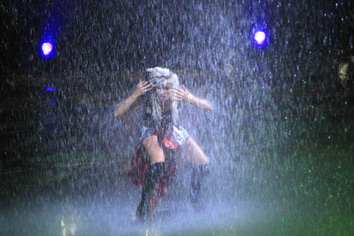 A performer takes part in a show &apos;The House of Dancing Water&apos; at the City of Dreams resort in Macao September 15, 2010. The HK$2 billion ($256 million) water-based show, created and directed by Franco Dragone, is inspired by the &apos;seven emotions&apos; principle derived from classical Confucian beliefs in Chinese culture. [China Daily/Agencies]