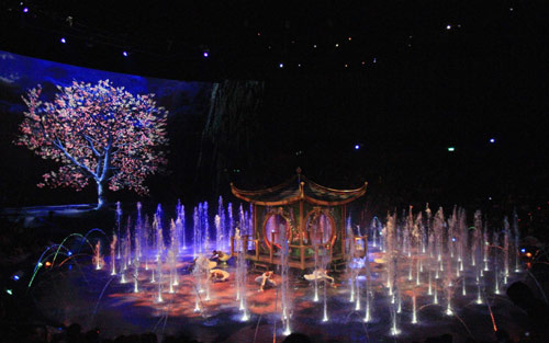 Performers take part in a show &apos;The House of Dancing Water&apos; at the City of Dreams resort in Macao September 15, 2010. [China Daily/Agencies]