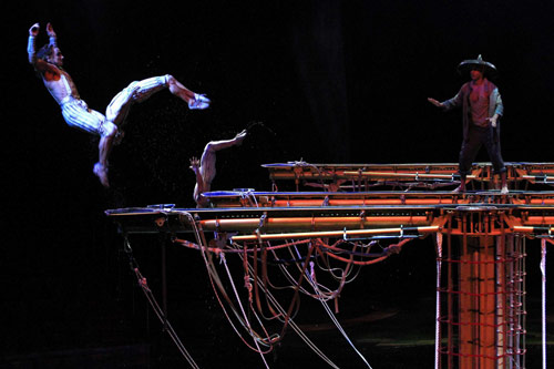 A performer takes part in a preview show of The House of Dancing Water at the City of Dreams resort in Macao September 15, 2010. [China Daily/Agencies]