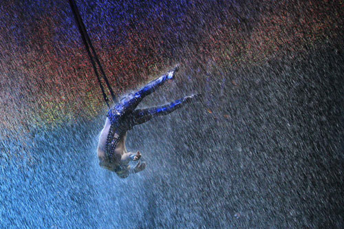 A performer takes part in a show &apos;The House of Dancing Water&apos; at the City of Dreams resort in Macao September 15, 2010. [China Daily/Agencies]