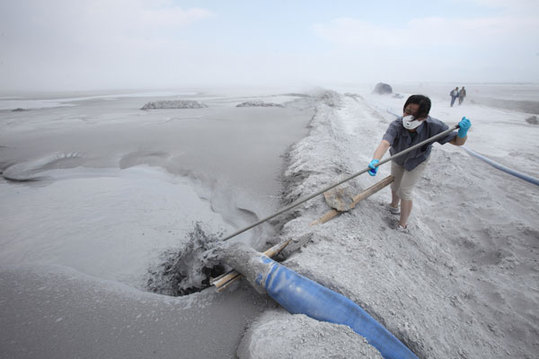 Ash chokes the sky above a coal ash dam owned by the Shentou No 2 Power Plant in Shuimotou village, Shuozhou, Shanxi province, in this file photo taken in June. [Greenpeace] 