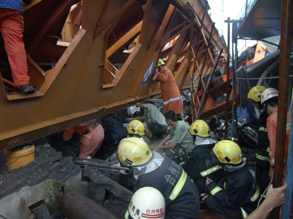 Rescue workers search for survivors after a tower crane collapsed onto a work shed and buried 11 workers in Taizhou, East China&apos;s Zhejiang province, Sept 15, 2010. [Xinhua]