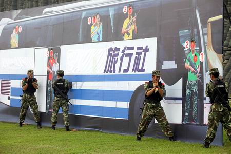 Sichuan armed police take part in an anti-terrorism drill set in the same condition as the hostage tragedy in the Philippines on Aug 23 that left eight Hong Kong tourists dead, in Chengdu, Southwest China&apos;s Sichuan province, Sept 15, 2010. [Tianfu Morning Post]